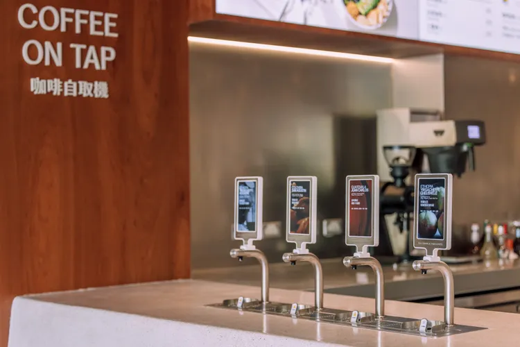 全台連鎖咖啡館首創Coffee on Tap咖啡自取機。業者提供