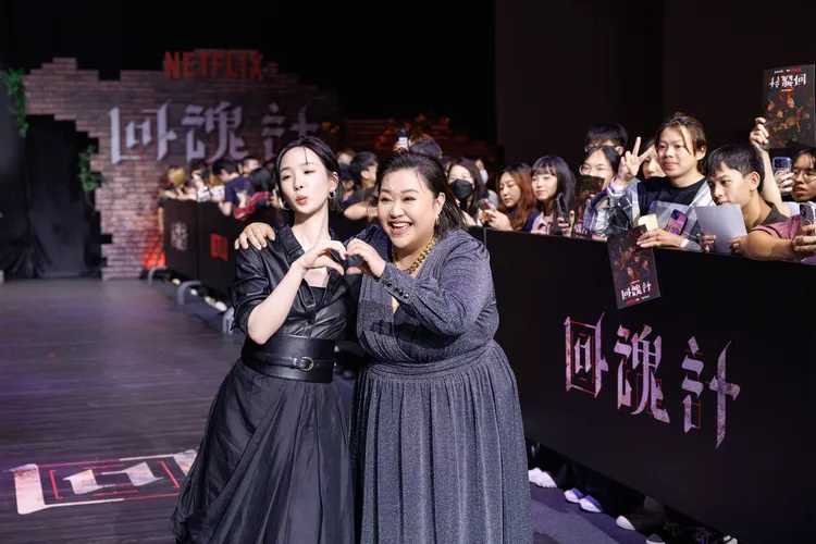 劉主平（左）和鍾欣凌。Netflix提供