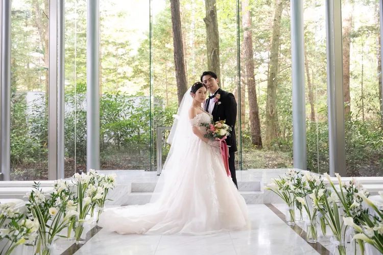 鄭家純（左）和日本老公Akira在日本輕井澤-森之美教堂舉行婚禮。千巡影世康姐提供