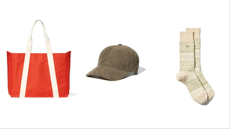 UNIQLO x JW ANDERSON帆布托特包（左起）590元、燈芯絨帽590元、HEATTECH襪子190元。品牌提供