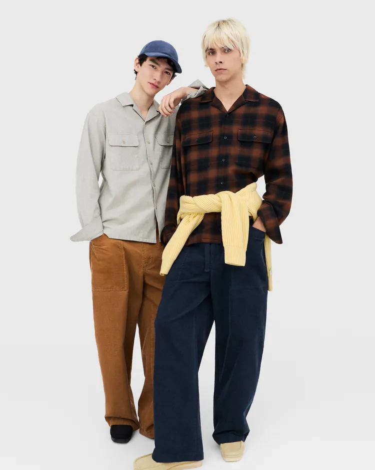 男裝磨毛棉質開領寬版襯衫以修身廓形搭配素色、格紋款式。品牌提供