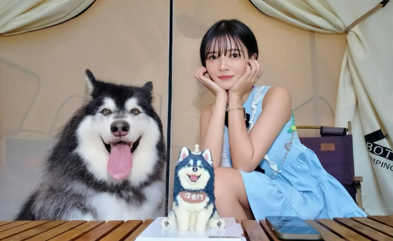 模特儿「栗子」与爱犬「闷闷」合照。翻摄自Threads
