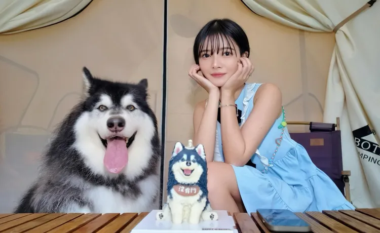 模特兒「栗子」與愛犬「悶悶」合照。翻攝自Threads