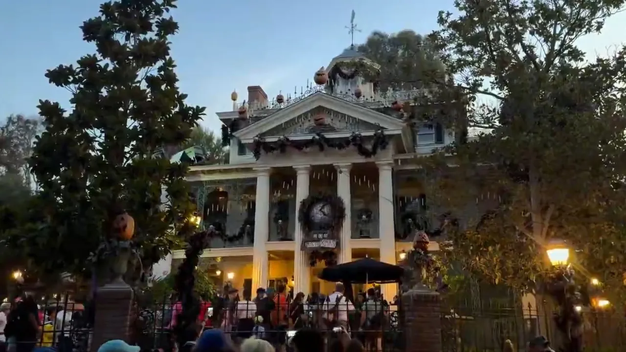 婦人玩迪士尼樂園鬼屋座位上昏迷送醫後不治｜壹蘋新聞網, image size:1280x720