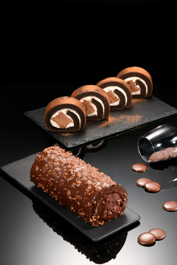 手工披覆製作的金奢姿態，亞尼克「厄瓜多爾脆皮黑巧克力生乳捲」，售價699元。業者提供