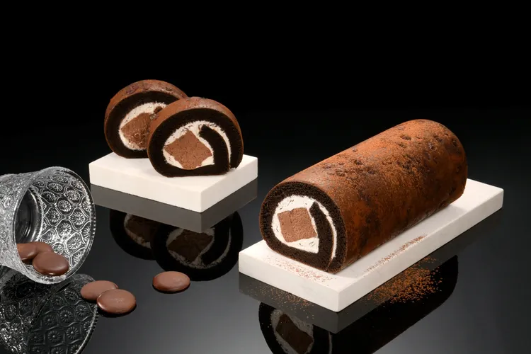 亞尼克「厄瓜多爾黑巧克力生乳捲」特黑蛋糕表皮嵌入珍貴的厄瓜多爾黑巧克力碎片，搭配北海道奶霜與厄瓜多爾黑巧克力慕斯，溫潤中帶有醇厚，售價585元。業者提供