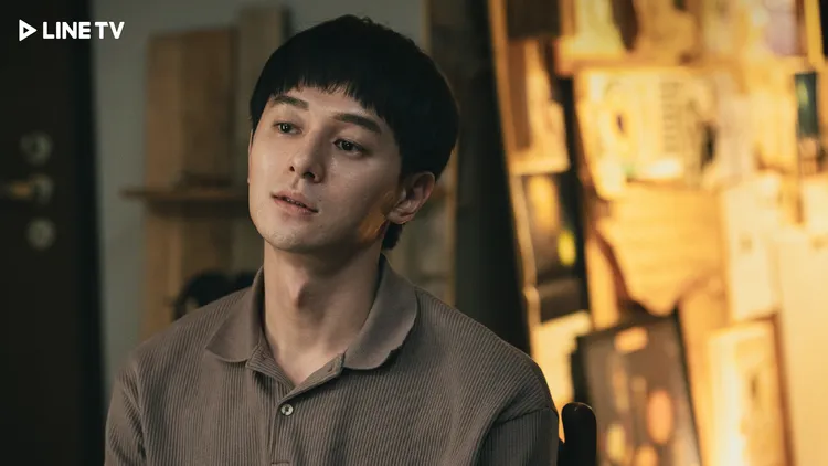 張軒睿劇中挑戰一人分飾二個「自己」。LINE TV提供