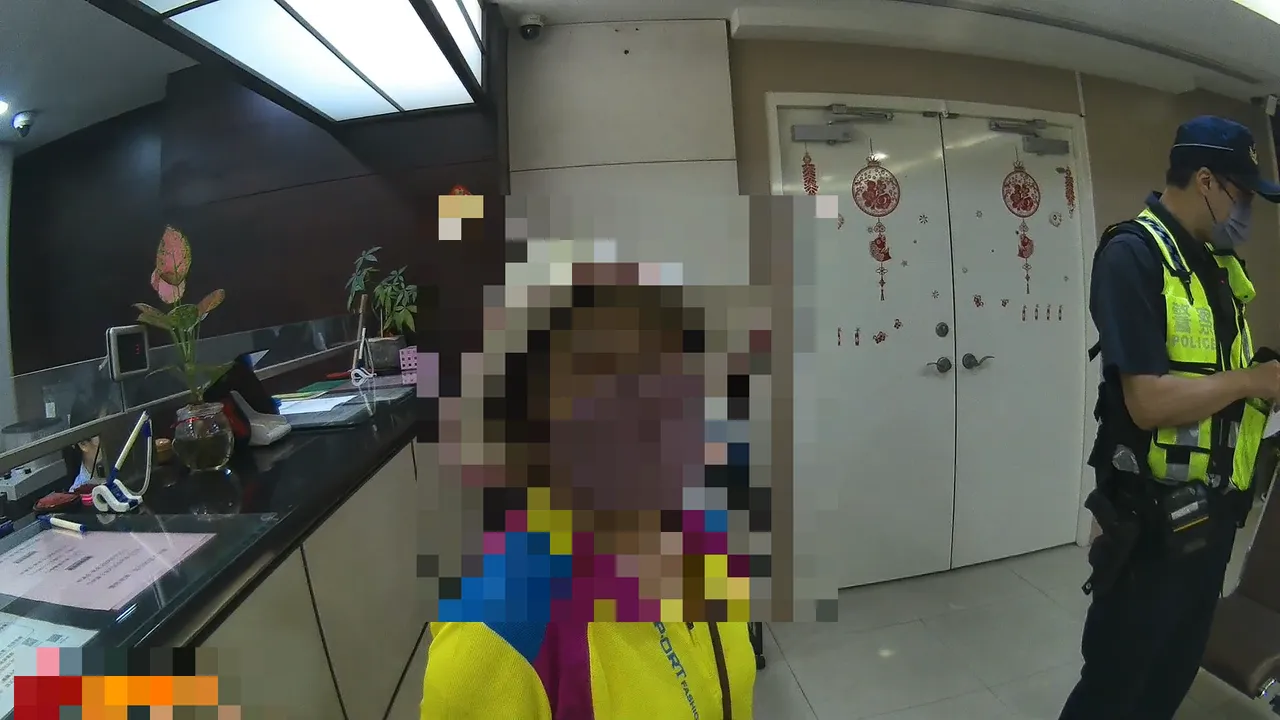 警方接获通报赶赴银行拦阻杨妇汇款。翻摄画面