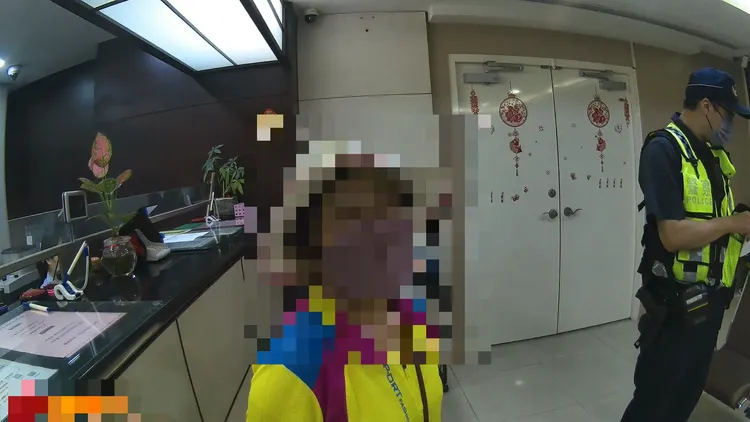 警方接獲通報趕赴銀行攔阻楊婦匯款。翻攝畫面