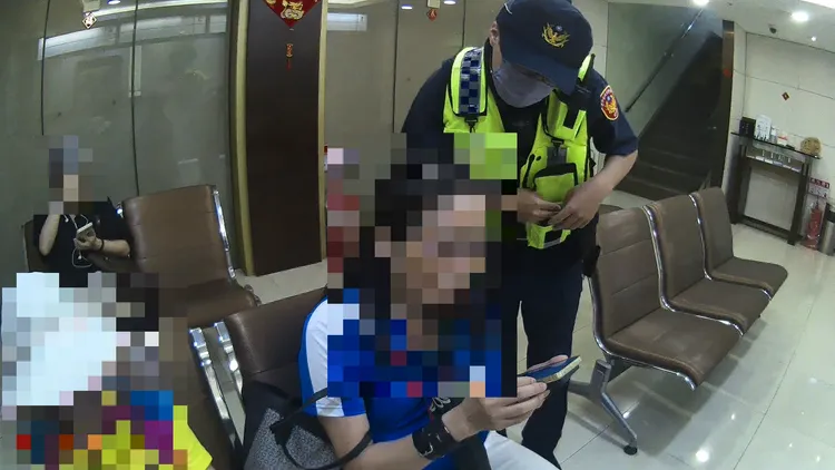 警方接获通报赶赴银行拦阻杨妇汇款。翻摄画面