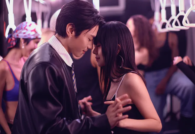 宋柏緯與白安頭相互倚靠著。相信音樂提供