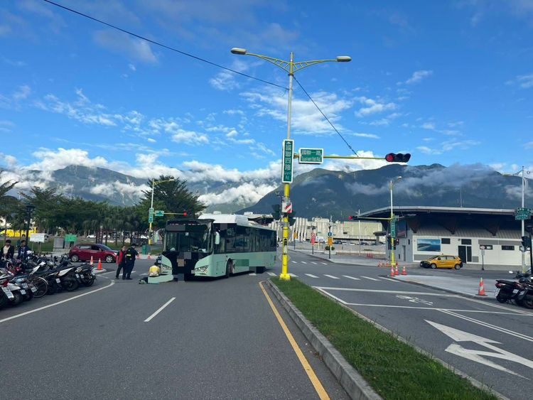 花蓮火車站前公車左轉 撞倒路人頭部重創命危