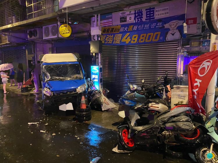 貨車版《玩命關頭》!失控撞毀路邊11車、鐵門 「360度恐怖迴旋」畫面曝