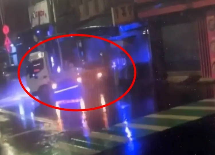 小貨車在街上上演《玩命關頭》電影特技，現場360度迴旋，撞毀多部汽機車。翻攝畫面