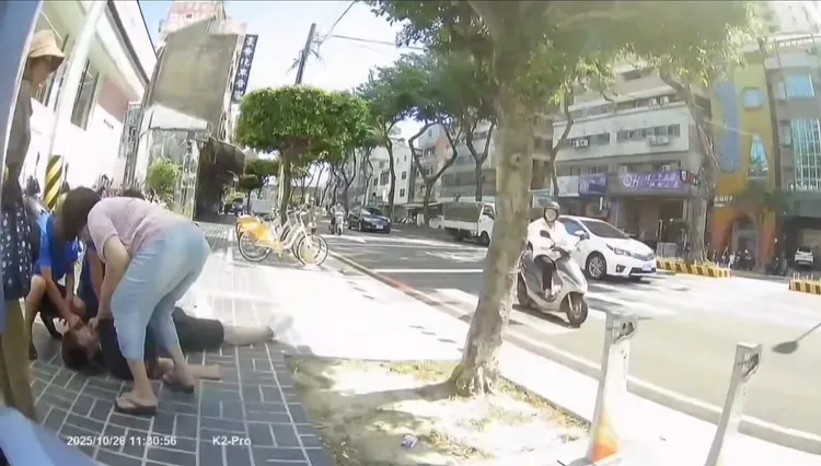 台中1名外送员送餐途中为路倒民众CPR,救回一命,离开后却因急著送餐违规被开单,网友得知后纷纷表示愿意帮忙缴罚单。翻摄脸书「丰原好康联盟社团(原创正版社团)」