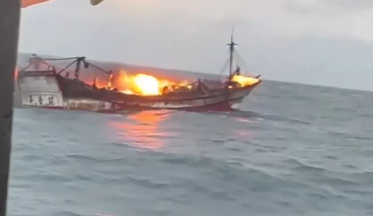 火勢發生後迅速將漁船吞噬。翻攝照片