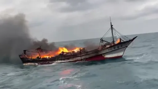 富貴角外海驚傳火燒船!烈焰猛竄8人跳海 船長兒狂飆1海浬救父