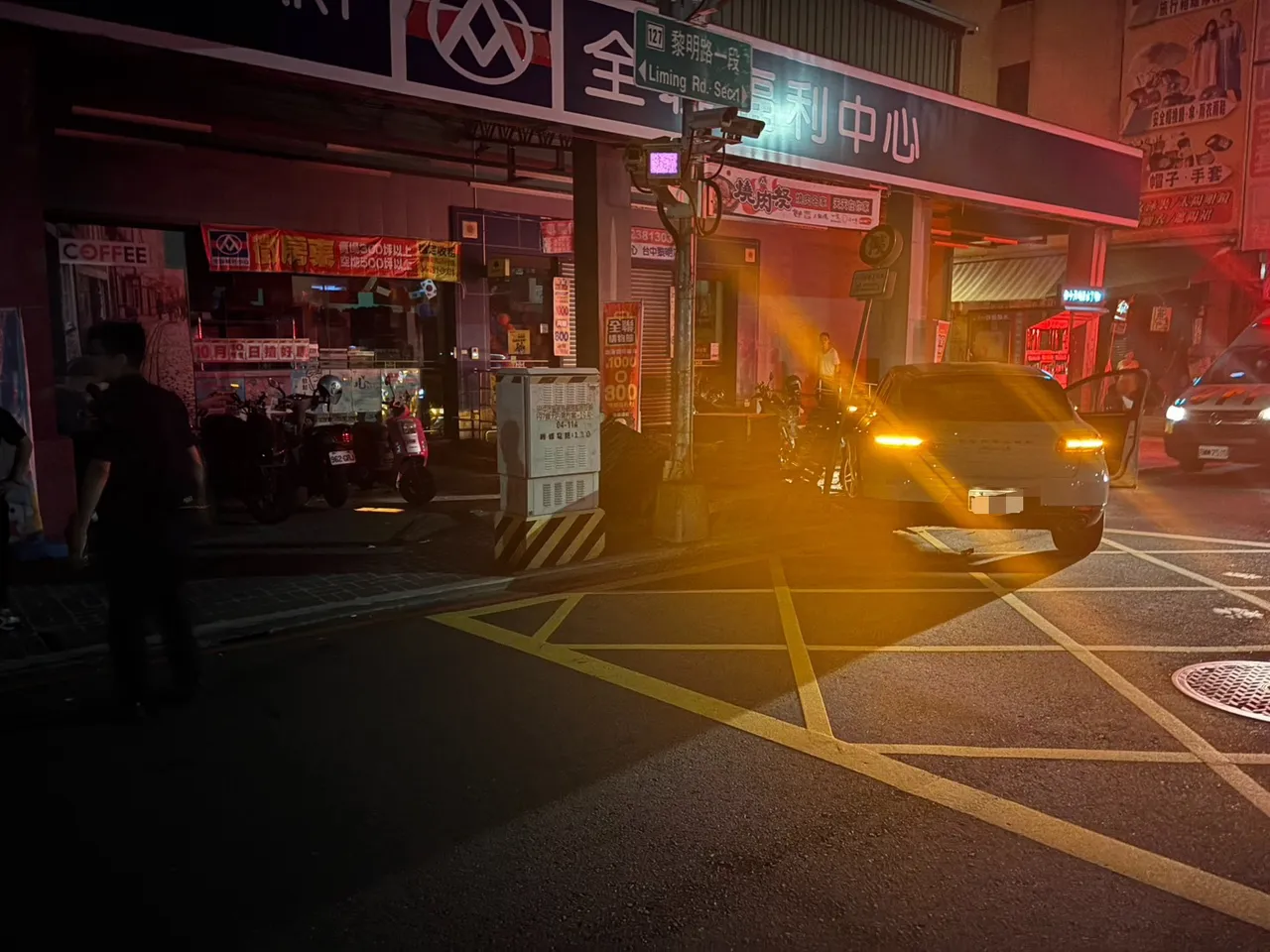 苏姓代驾不仅撞伤车主的保时捷,还造成路边自小客车及变电箱受损,面临赔偿责任。民众提供