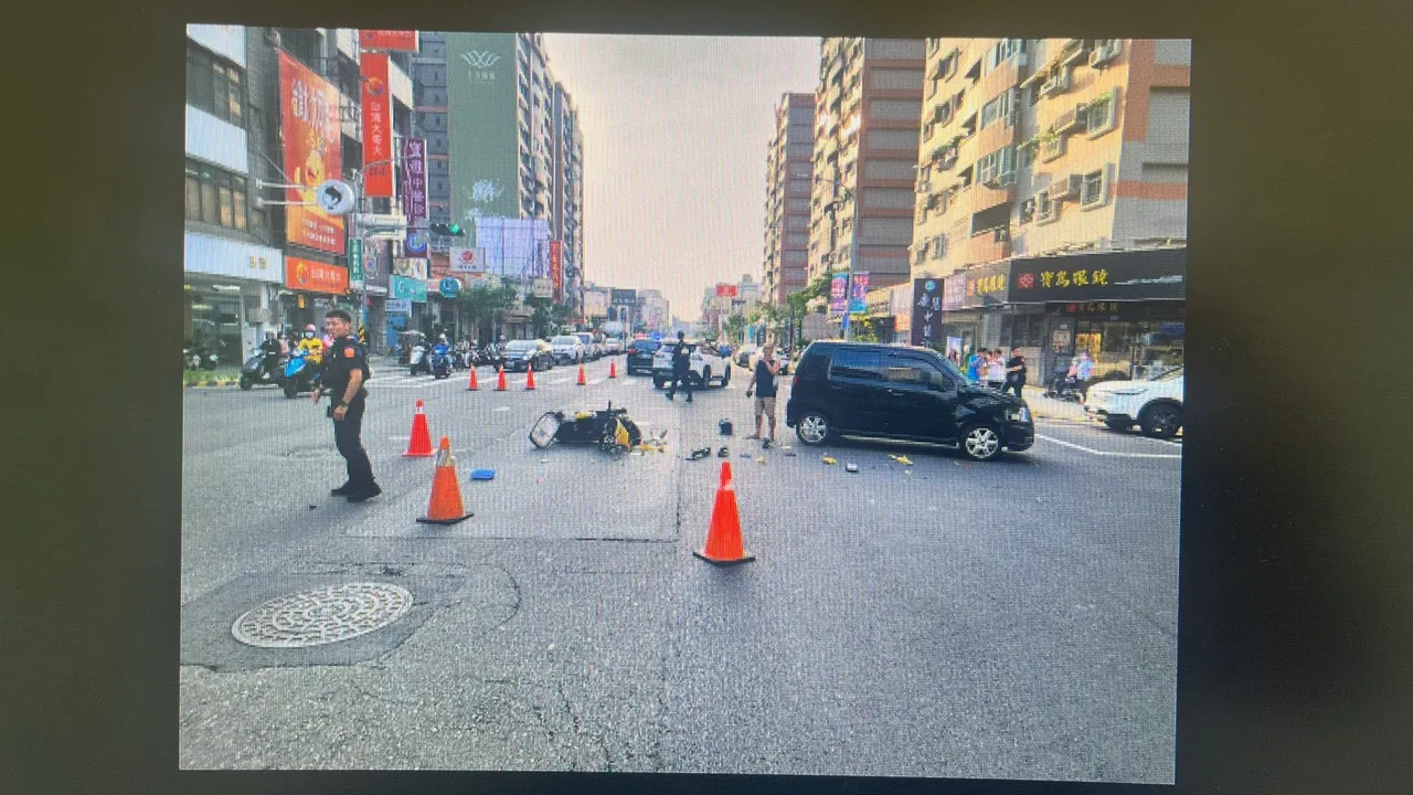 警方到场处理,经查两人均无酒驾情事,应是未注意车前状况,轿车转弯时电动二轮车闪避不及撞上。翻摄照片