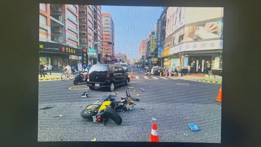 嘉市鬧區電動二輪車撞轎車 15歲少年慘死