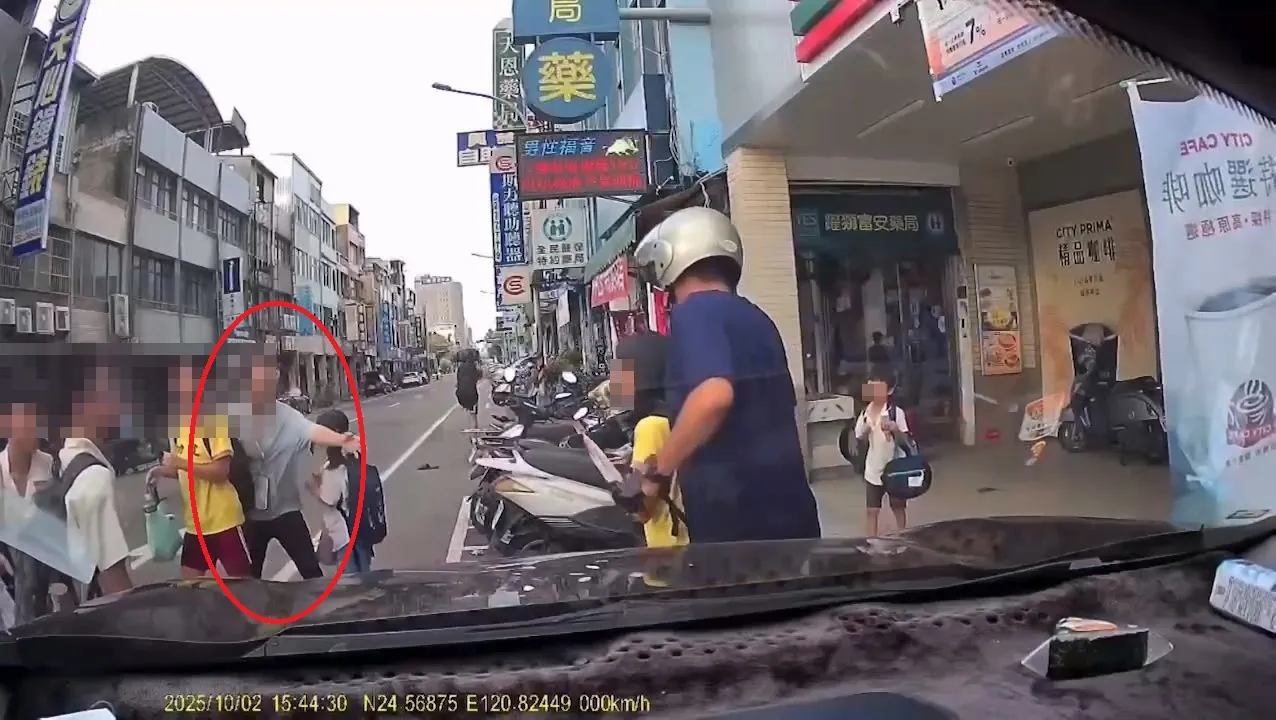 邱姓嫌犯持刀挟持徐姓女童,安亲班黄姓女老师(红圈)奋勇上前救人。民众提供