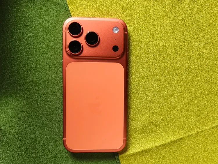 iPhone 17 Pro推出全新「宇宙橙」配色，相較過去配色更具存在感，被視為一款兼具科技與時尚的潮流單品。趙筱文攝