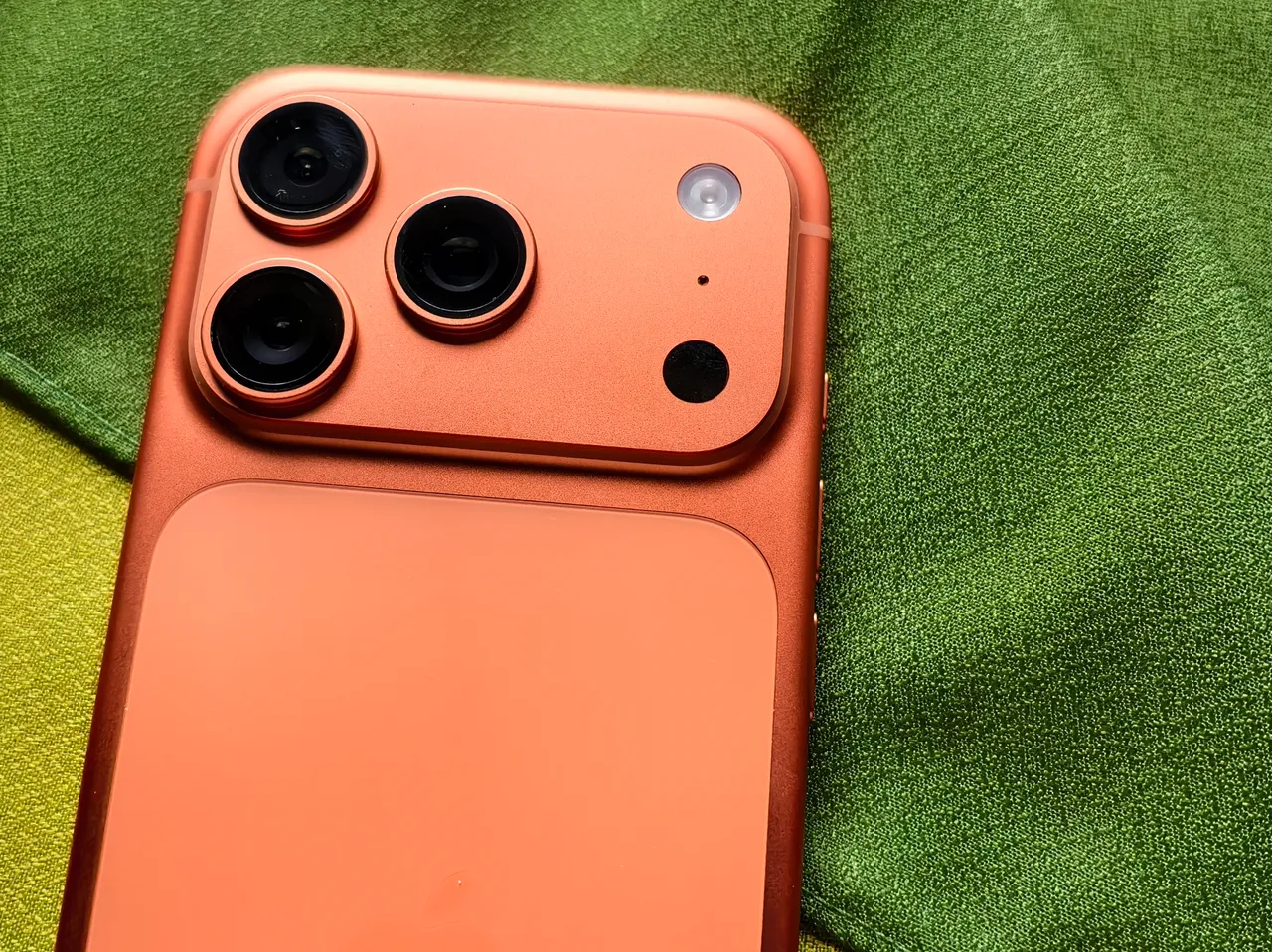 iPhone 17 Pro宇宙橙不只是一支旗舰手机,更在萤幕亮度、镜头远距、续航与散热等细节全面进化,最后以高辨识度的橙色,为日常生活增添一份时尚宣言。赵筱文摄