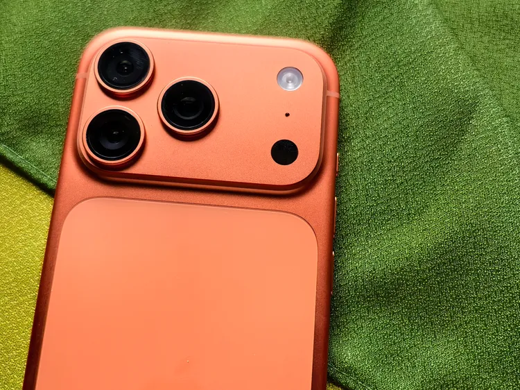 iPhone 17 Pro宇宙橙不只是一支旗艦手機，更在螢幕亮度、鏡頭遠距、續航與散熱等細節全面進化，最後以高辨識度的橙色，為日常生活增添一份時尚宣言。趙筱文攝