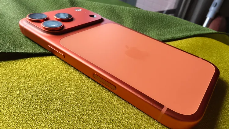 機身材質從前一代的鈦金屬改回大家熟悉的鋁金屬機身，不過這次是使用一體成形的鋁金屬設計。趙筱文攝