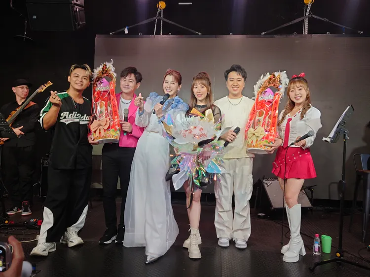 郭婷筠開唱，跟星友開心合影。時代創藝提供