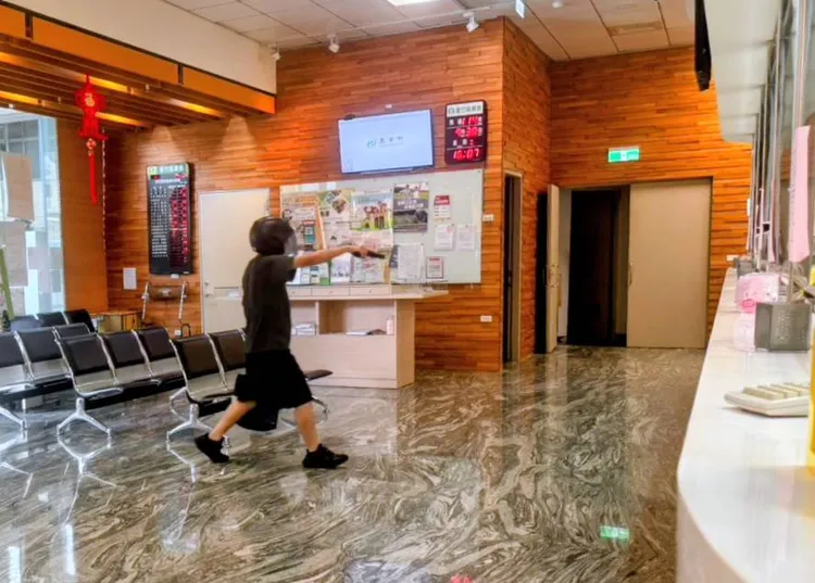 扮演歹徒的警員持槍闖入農會，考驗行員應變能力。蘆竹警分局提供