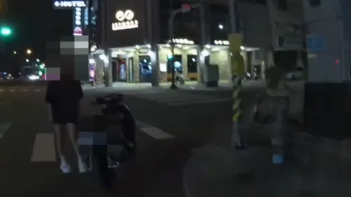 20岁女深夜骑噪音翘牌车　「抓不到我」车牌套很呛！警开罚扣车