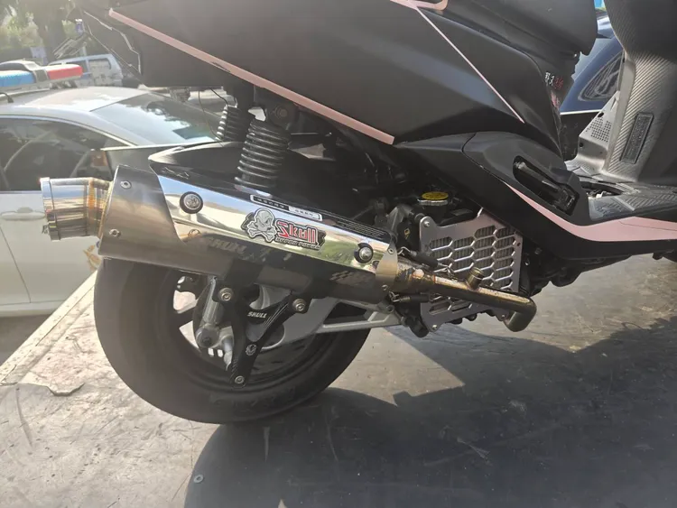 排氣管也改裝。民眾提供