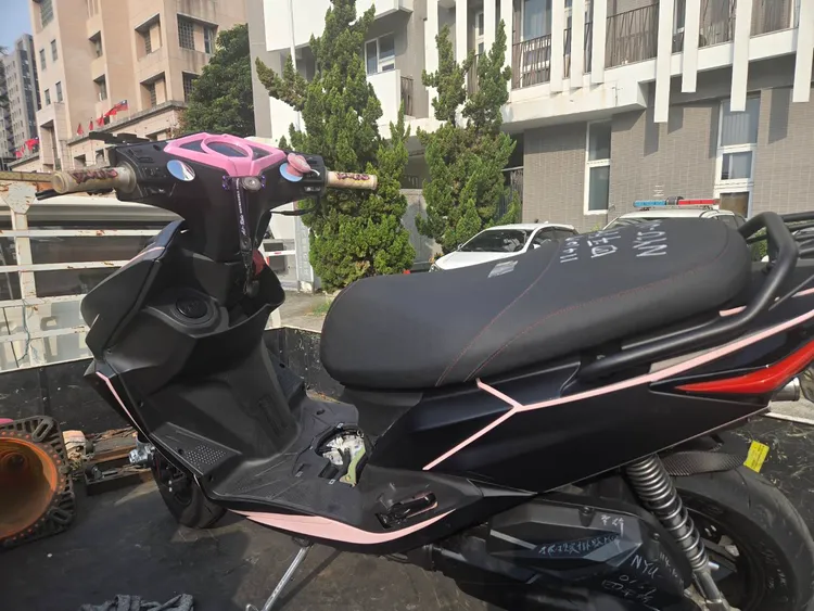 柯女機車多處違規改裝，被警方開單扣車。民眾提供