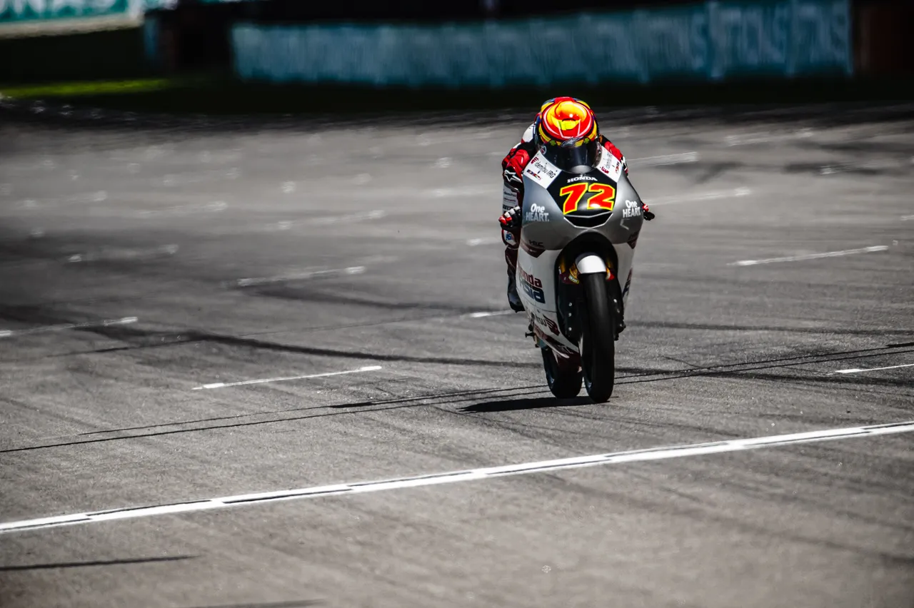 Moto3赛事中Honda阵营的Taiyo Furusato以第二顺位起跑,在稳定节奏中成功抢下职业生涯首胜。倍耐力轮胎提供