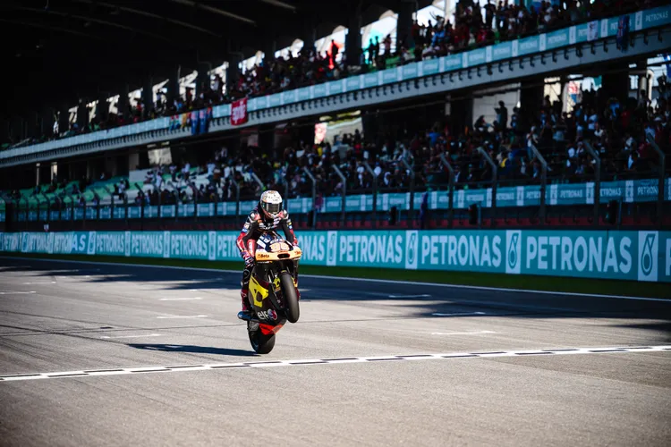 英国车手Jake Dixon(Boscoscuro)在短兵相接的Moto2比赛中展现稳定节奏与强悍速度,不仅抢下本站冠军,更在第二圈刷出2’04.512的全新正赛最速圈。倍耐力轮胎提供