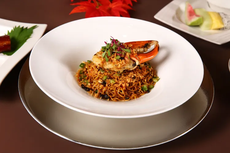 台北萬豪宴客樓「金秋饗蟹」，主食「蟹鉗風沙廣炒麵」，廣東炒麵香煎過加入蟹膏、蒜、銀芽、薑黃、港式上湯再一同入鍋炒出滿滿鑊氣，再放上香氣四溢的避風塘炒蟹。業者提供