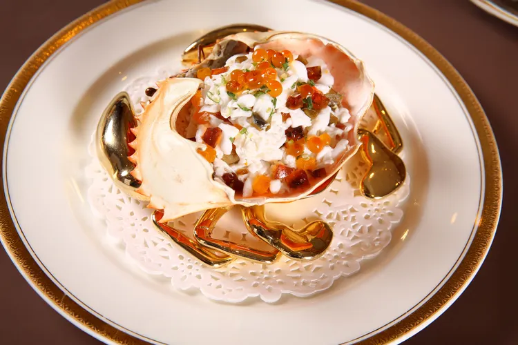 台北萬豪宴客樓「金秋饗蟹」，「西施彩蟹柳」源自團隊至東京帝國飯店、大阪帝國飯店客座時，受到日本民眾熱愛的菜式之一。業者提供