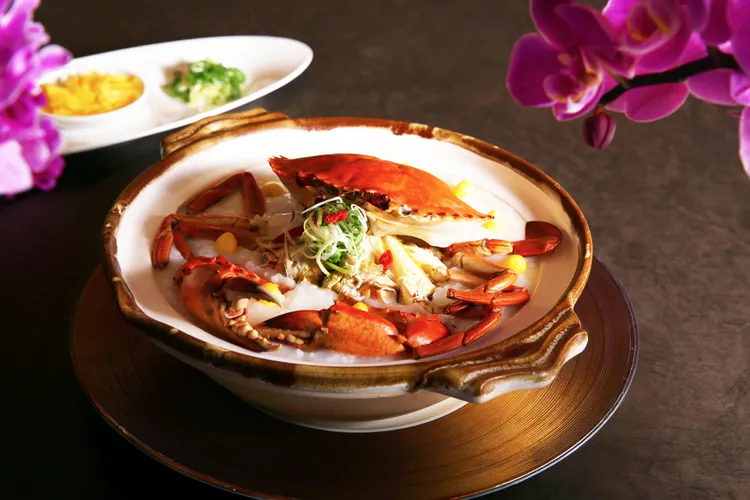 台北萬豪宴客樓秋蟹單品料理，「砂鍋煲處女蟳粥」以飽滿蟹黃的處女蟳、台灣越光米加入精燉八小時的港式上湯，以文火慢熬成綿滑鮮濃的蟹粥，綿密滑順。業者提供