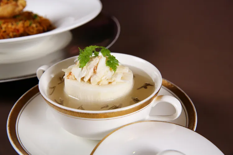 台北萬豪宴客樓「金秋饗蟹」，「山芋莼菜蟹肉羹」選用有「水中綠寶石」美稱且口感滑順清雅的日本莼菜，搭配口感細膩的日本山藥，鋪上滿滿手撕蟹肉，湯底選用精燉八小時的港式上湯，成就滑順細緻滋味。業者提供