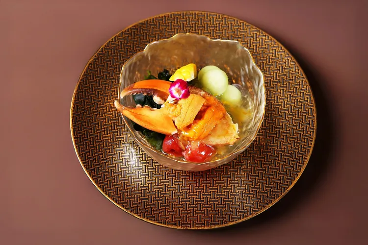 台北萬豪宴客樓「金秋饗蟹」，個人套餐讓賓客不沾手即能優雅品嘗秋蟹，「柚香海膽醋凍蟹」清蒸鮮嫩沙公大螯，日本馬糞海膽搭配日本柚子果醋凍及繽紛季節蔬果。業者提供