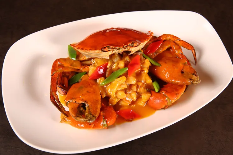 台北萬豪宴客樓秋蟹單品料理，「金湯蔥蒜燴蟹皇沙公」新鮮南瓜泥及港式上湯熬製成黃金高湯，加入飽滿斯里蘭卡大沙公悶煮入味，再以花雕酒提香，沙公充分吸收南瓜金湯精華。業者提供