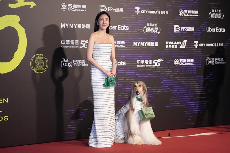 楊謹華就連拎起Uber eats綠色水鑽小包包，也跟全身造型相當適配。攝影中心攝