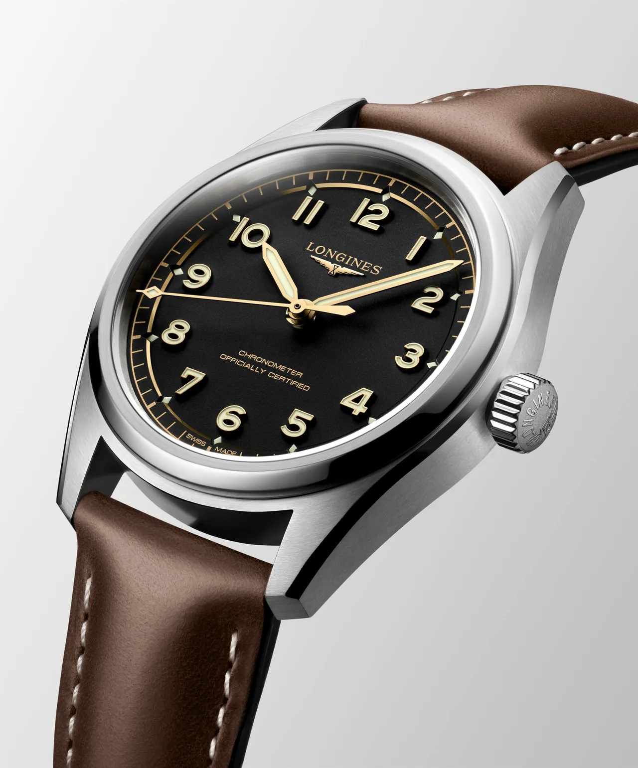 浪琴SPIRIT PILOT先行者系列飛行員腕錶,39mm,不鏽鋼錶殼,啞光黑色錶盤,棕色皮革錶帶,浪琴表獨家L888.4自動上鍊機芯,動力儲存72小時,防水深度100米,8萬2400元。品牌提供