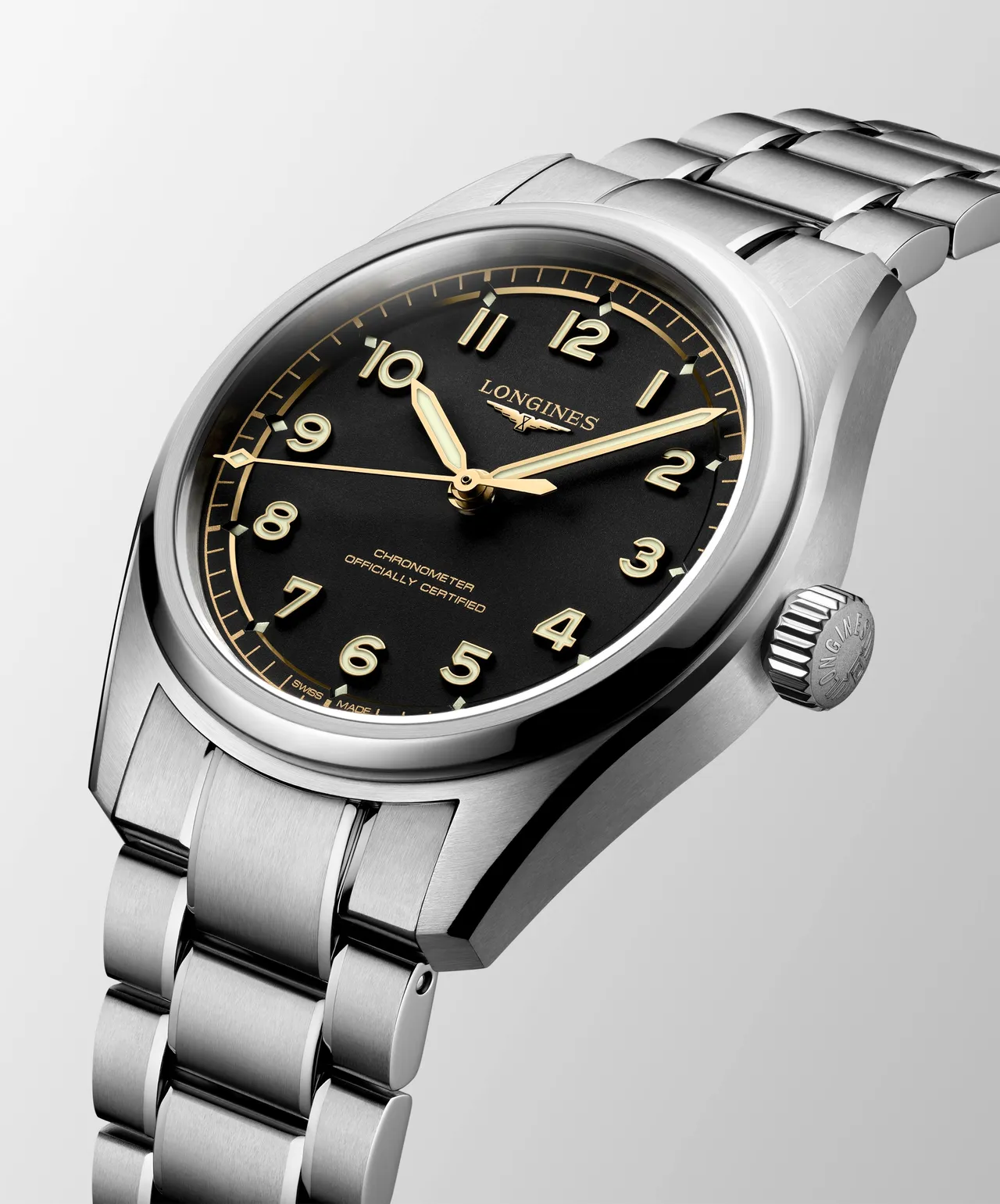 浪琴SPIRIT PILOT先行者系列飛行員腕錶,39mm,不鏽鋼錶殼,啞光黑色錶盤,不鏽鋼錶帶,浪琴表獨家L888.4自動上鍊機芯,動力儲存72小時,防水深度100米,8萬9600元。品牌提供