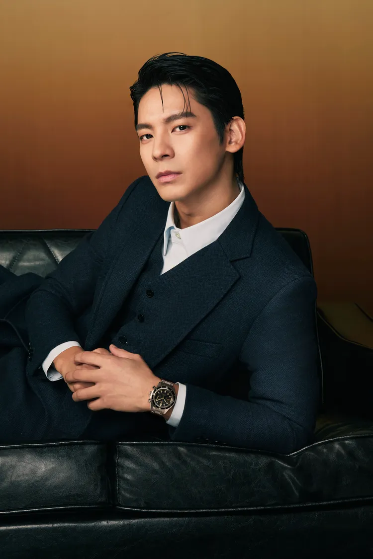 林柏宏演繹浪琴全新SPIRIT PILOT先行者飛行員飛返計時手動上鍊腕錶。品牌提供