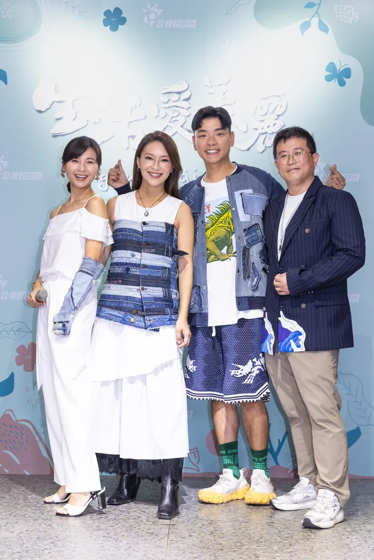 《生活愛美麗》快閃活動，許琡婷（左起）、陳瑋薇、八弟、永續百貨總經理陳世挺出席支持。公視台語台提供