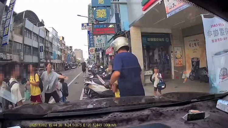 黃姓女老師看到邱男持刀挾持女童，立即衝上去救人。民眾提供