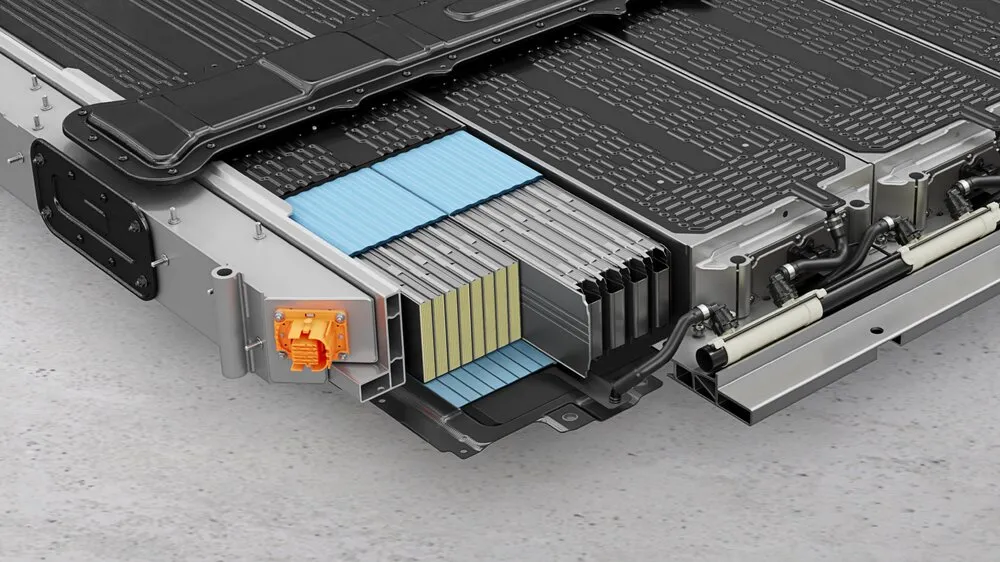 电池采用6组模组与192个软包电芯组成，使用石墨-矽负极与镍、锰、钴、铝（NMCA）正极化学组成。原厂照片