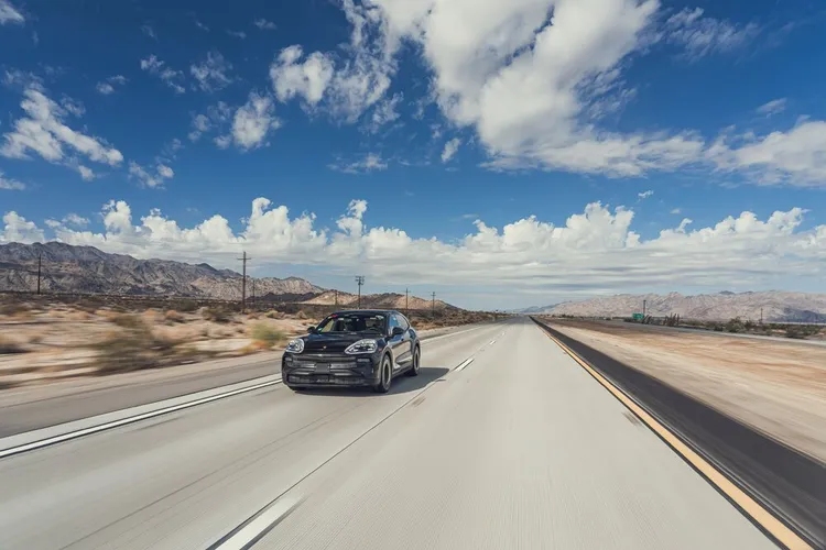 依WLTP测试标准，保时捷纯电Cayenne续航里程可突破600公里，并在实测中展现超过约563公里的高效率表现。原厂照片